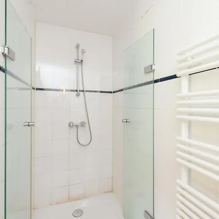 Spacious Retreat In Warizy Villa